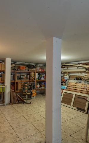 Casa à venda com 490m², 5 quartos e 8 vagas Casa à venda com 490m², 5 quartos e 8 vagasPorão