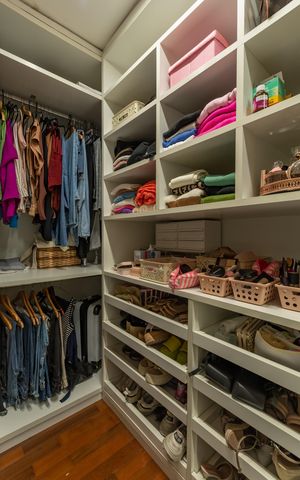 Casa à venda com 490m², 5 quartos e 8 vagas Casa à venda com 490m², 5 quartos e 8 vagasSuíte 1 - Closet