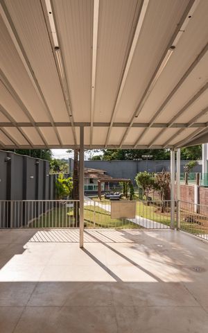 Casa à venda com 490m², 5 quartos e 8 vagas Casa à venda com 490m², 5 quartos e 8 vagasEntrada