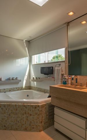 Casa à venda com 490m², 5 quartos e 8 vagas Casa à venda com 490m², 5 quartos e 8 vagasBanheiro Suíte 1