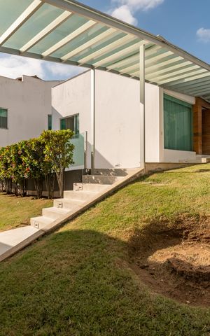 Casa à venda com 490m², 5 quartos e 8 vagas Casa à venda com 490m², 5 quartos e 8 vagasEntrada