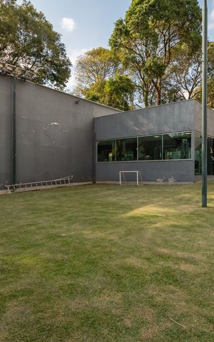 Casa à venda com 490m², 5 quartos e 8 vagas Casa à venda com 490m², 5 quartos e 8 vagasQuintal