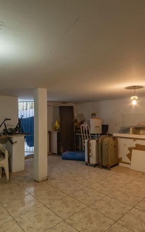 Casa à venda com 490m², 5 quartos e 8 vagas Casa à venda com 490m², 5 quartos e 8 vagasPorão