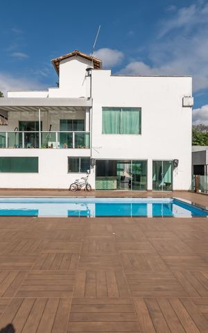 Casa à venda com 490m², 5 quartos e 8 vagas Casa à venda com 490m², 5 quartos e 8 vagasPiscina