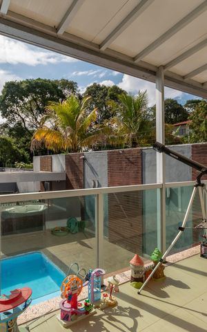 Casa à venda com 490m², 5 quartos e 8 vagas Casa à venda com 490m², 5 quartos e 8 vagasVaranda