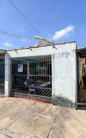 Casa à venda com 200m², 2 quartos e 2 vagasFachada + plaquinha