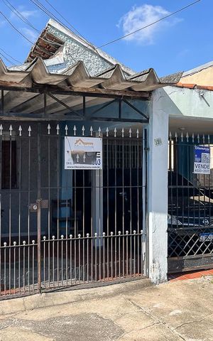 Casa à venda com 200m², 2 quartos e 2 vagasFachada + plaquinha