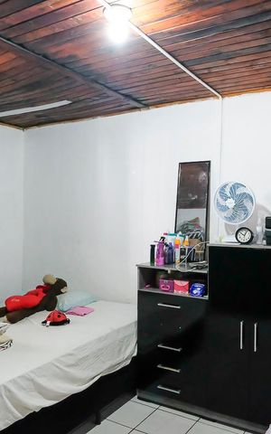 Casa à venda com 200m², 2 quartos e 2 vagasQuarto