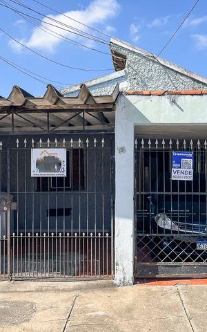 Casa à venda com 200m², 2 quartos e 2 vagasFachada + plaquinha