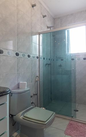 Casa à venda com 600m², 3 quartos e 7 vagas Casa à venda com 600m², 3 quartos e 7 vagasBanheiro da Suíte 2