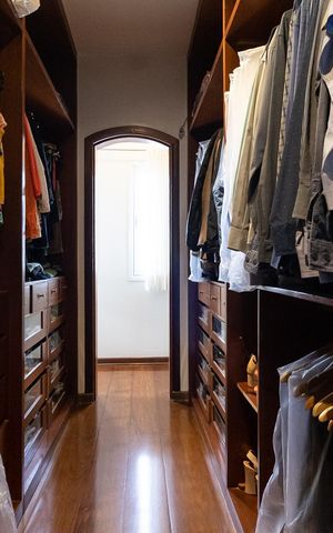 Casa à venda com 600m², 3 quartos e 7 vagas Casa à venda com 600m², 3 quartos e 7 vagasCloset da Suíte 1