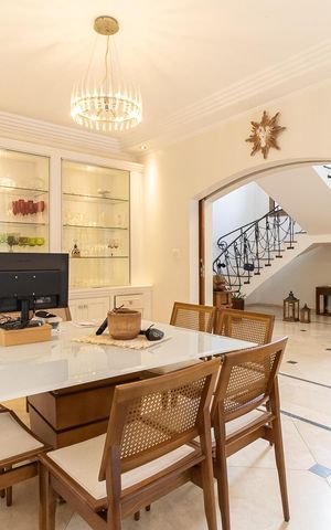 Casa à venda com 600m², 3 quartos e 7 vagas Casa à venda com 600m², 3 quartos e 7 vagasCopa