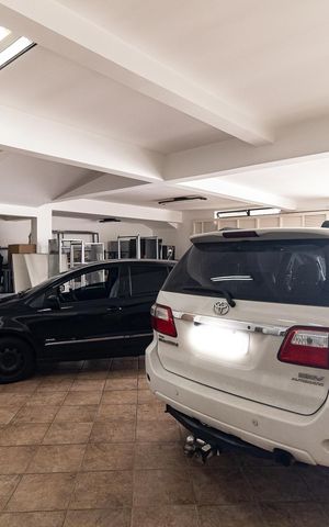 Casa à venda com 600m², 3 quartos e 7 vagas Casa à venda com 600m², 3 quartos e 7 vagasGaragem