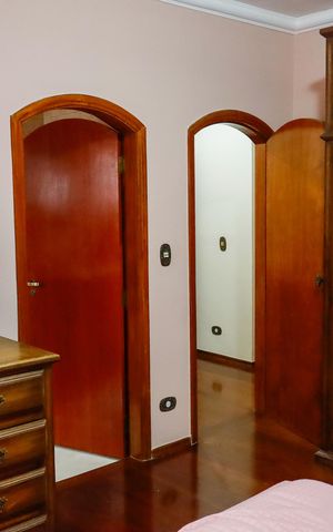 Casa à venda com 300m², 4 quartos e 2 vagas Casa à venda com 300m², 4 quartos e 2 vagasQuarto 2 - Suíte