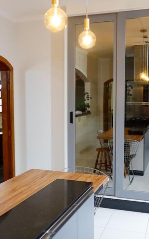 Casa à venda com 300m², 4 quartos e 2 vagas Casa à venda com 300m², 4 quartos e 2 vagasCozinha
