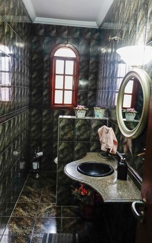 Casa à venda com 300m², 4 quartos e 2 vagas Casa à venda com 300m², 4 quartos e 2 vagasLavabo