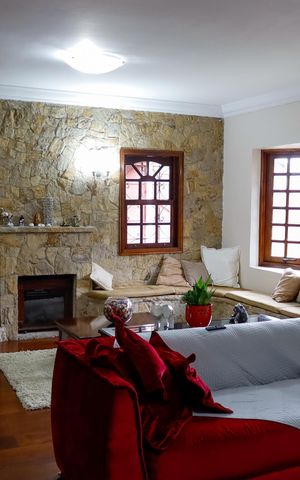 Casa à venda com 300m², 4 quartos e 2 vagas Casa à venda com 300m², 4 quartos e 2 vagasSala