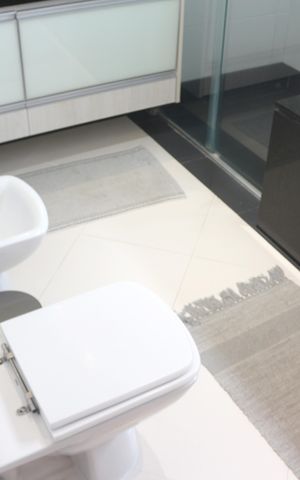 Apartamento à venda com 254m², 3 quartos e 6 vagasBanheiro da Suíte 1