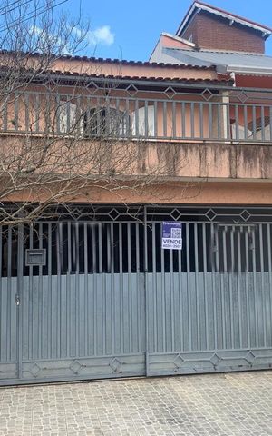 Casa à venda com 212m², 3 quartos e 2 vagasFachada e Placa