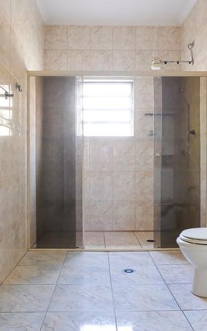 Casa à venda com 250m², 6 quartos e 2 vagasBanheiro 1