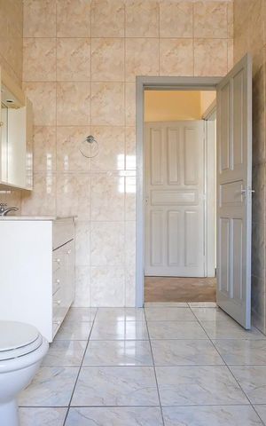 Casa à venda com 250m², 6 quartos e 2 vagasBanheiro 1