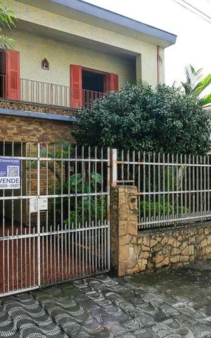 Casa à venda com 250m², 6 quartos e 2 vagasFachada + plaquinha