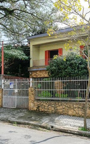 Casa à venda com 250m², 6 quartos e 2 vagasFachada + plaquinha