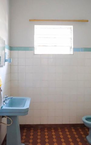 Casa à venda com 250m², 6 quartos e 2 vagasBanheiro 2