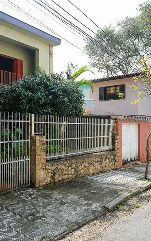 Casa à venda com 250m², 6 quartos e 2 vagasFachada + plaquinha