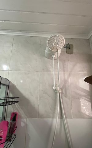 Casa à venda com 60m², 2 quartos e 2 vagas Casa à venda com 60m², 2 quartos e 2 vagasBanheiro