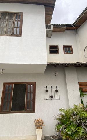 Casa à venda com 60m², 2 quartos e 2 vagas Casa à venda com 60m², 2 quartos e 2 vagasFachada