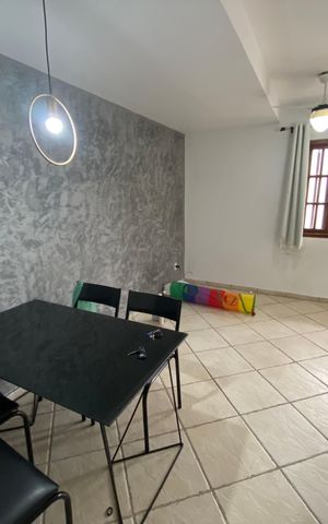 Casa à venda com 60m², 2 quartos e 2 vagas Casa à venda com 60m², 2 quartos e 2 vagasSala