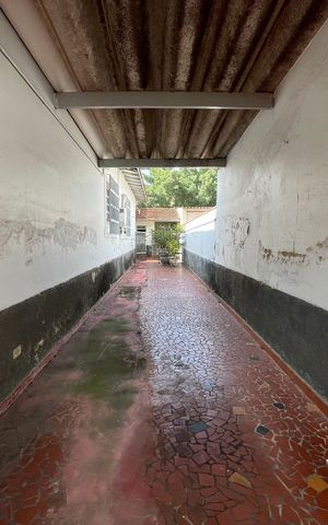 Casa à venda com 250m², 3 quartos e 4 vagas Casa à venda com 250m², 3 quartos e 4 vagasGaragem