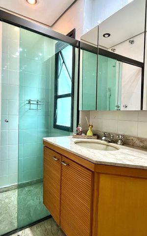 Apartamento à venda com 171m², 4 quartos e 3 vagas Apartamento à venda com 171m², 4 quartos e 3 vagasBanheiro Corredor