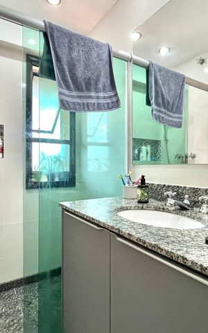 Apartamento à venda com 171m², 4 quartos e 3 vagas Apartamento à venda com 171m², 4 quartos e 3 vagasBanheiro da Suíte 1