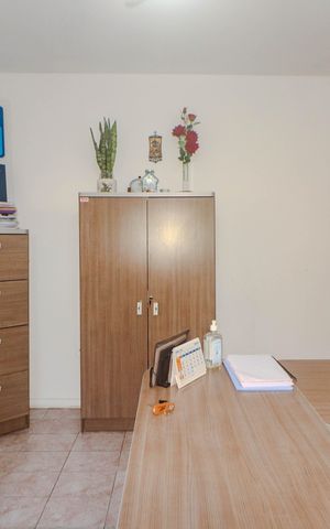 Casa à venda com 150m², 3 quartos e 4 vagas Casa à venda com 150m², 3 quartos e 4 vagasEscritório