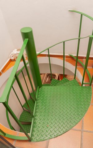 Casa de condomínio à venda com 250m², 4 quartos e 4 vagasEscada