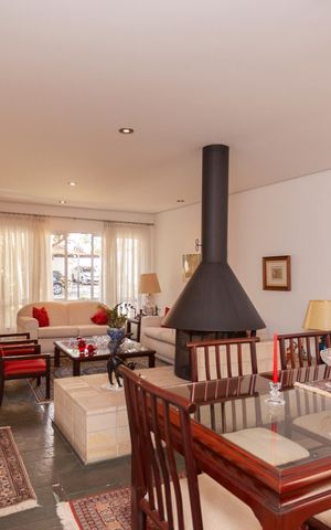 Casa de condomínio à venda com 250m², 4 quartos e 4 vagasSala