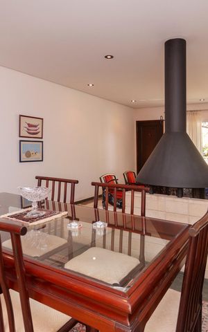 Casa de condomínio à venda com 250m², 4 quartos e 4 vagasSala