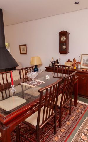 Casa de condomínio à venda com 250m², 4 quartos e 4 vagasSala