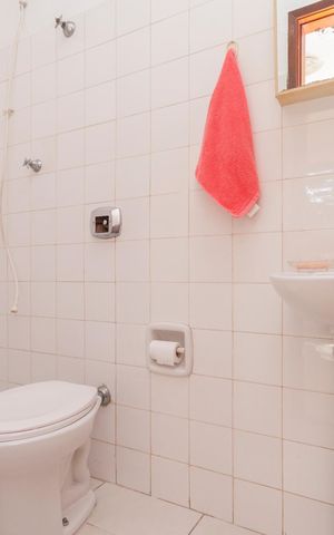 Casa de condomínio à venda com 250m², 4 quartos e 4 vagasBanheiro de serviço