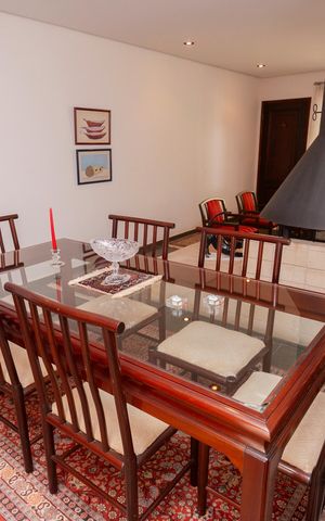 Casa de condomínio à venda com 250m², 4 quartos e 4 vagasSala