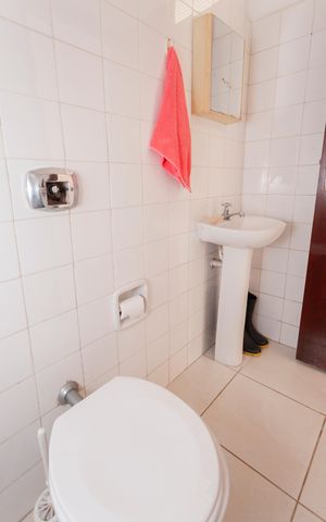 Casa de condomínio à venda com 250m², 4 quartos e 4 vagasBanheiro de serviço