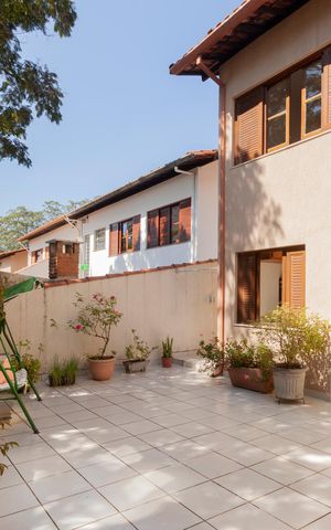 Casa de condomínio à venda com 250m², 4 quartos e 4 vagasQuintal