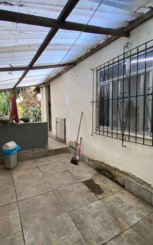 Casa à venda com 190m², 3 quartos e 3 vagas Casa à venda com 190m², 3 quartos e 3 vagasVaranda