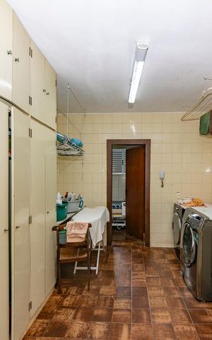 Casa à venda com 480m², 5 quartos e 4 vagas Casa à venda com 480m², 5 quartos e 4 vagasÁrea de Serviço
