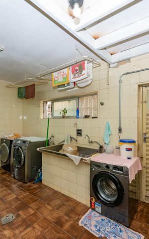 Casa à venda com 480m², 5 quartos e 4 vagas Casa à venda com 480m², 5 quartos e 4 vagasÁrea de Serviço