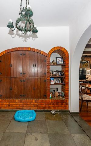 Casa à venda com 480m², 5 quartos e 4 vagas Casa à venda com 480m², 5 quartos e 4 vagasSaleta