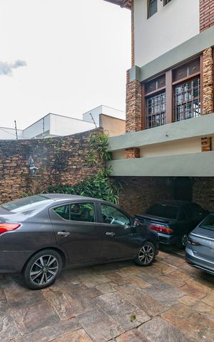 Casa à venda com 480m², 5 quartos e 4 vagas Casa à venda com 480m², 5 quartos e 4 vagasGaragem
