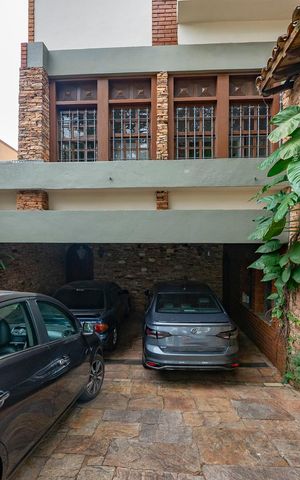 Casa à venda com 480m², 5 quartos e 4 vagas Casa à venda com 480m², 5 quartos e 4 vagasGaragem